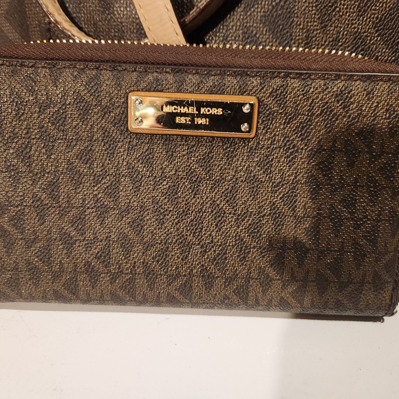 Nice Authentic Michael Kors Brown Tote and Wallet Set - Picture 4 of 16